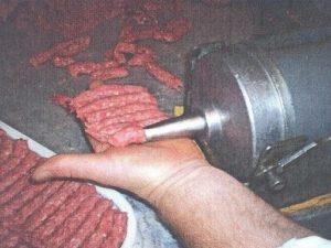 Slika 3. Istiskivanje ćevapĉića (prof. dr Ahmed Smajić, 2014.) U fazi zrenja mesa dolazi do promjena na bjelanĉevinama i mastima, pri ĉemu meso postaje mekše, aromatiĉno i bolje zadrţava vodu.
