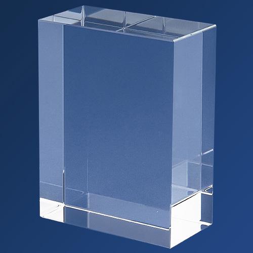 Kristal SH8 80x80x30 Jedinačna cena: 1950 din Serijska cena: 1000 din Blok kristala zaobljenih stranica, pogodan za 2D graviranje, poslovne poklone i slično.