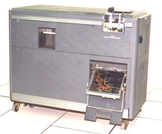 koje su korištene za elektronički kontrolni sustav i čitač traka. Takav stroj postao je prototip današnjih CNC strojeva. Sl. 2.2. Slika IBM 602 uređaja.
