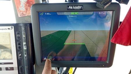 traktorist na izborniku umjesto količine gnojiva odabire.irx zapis i uključuje autopilot.