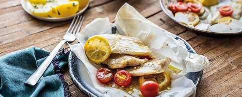Na pripremljeni papir položite filet ribe, po njemu rasporedite na kolutove narezan limun i rajčice narezane na polovice. Pokapajte maslinovim uljem i zatvorite da dobijete škartoc.