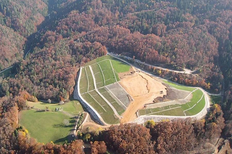 ŽIROVSKI VRH Nalazi se na SI padinama istoimene planine Rudna tijela smještena su unutar serije pješčenjaka lećasta, pseudoslojevita rudna tijela Dio bogat organskom tvari i sulfidima