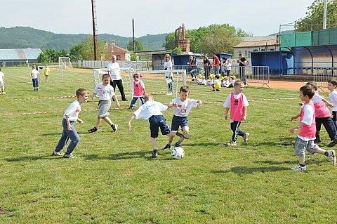 Pobjednici idu na završno natjecanje Istarske županije. (dječja olimpijada na gradskom stadionu) Karate turnir održan je u sportskoj dvorani Osnovne škole.