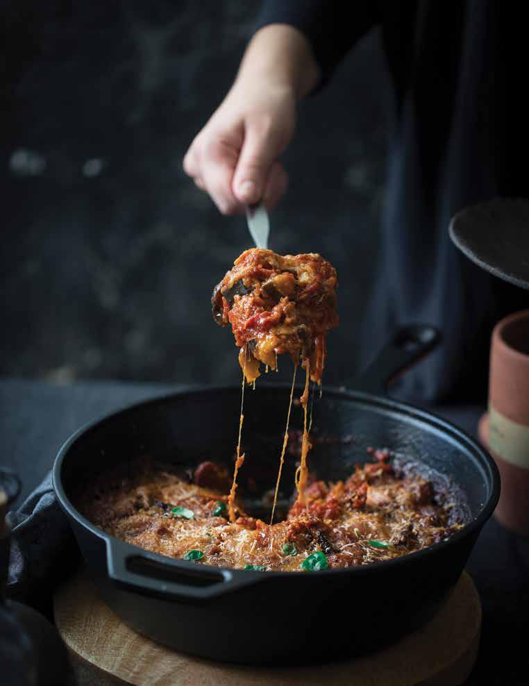 PARMIGIANA Parmigiana je već godinama jedno od Pantarulovih najpopularnijih bezmesnih ljetnih jela raskošnog je okusa, zasitna i zapravo sama za sebe obrok.