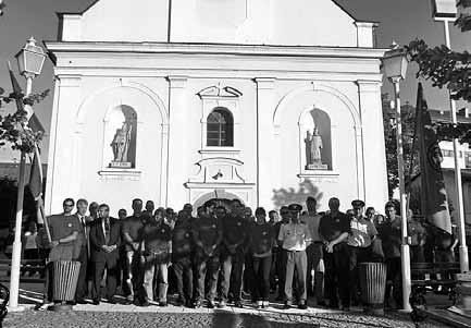 Svečanost hrvatskih gorskih spašavatelja započela je svečanim ophodom sa zastavama središtem grada od njihovih prostorija do župne crkve sv. Križa.