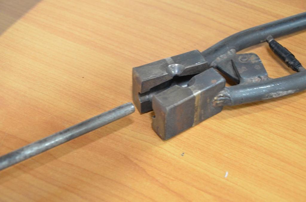 Slika 3. Kokilna kliješta sa metalnom jezgrom za izradu olovnica Izvođenje vježbe : - U peći ili na plinskom plameniku rastaliti olovo koje se nalazi u posudi od legiranog CrNi čelika.