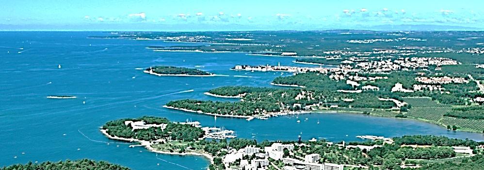 najbliža suvremena željeznička stanica je u Kopru, te jedina pomorska linija jest ona Poreč- Venecija.