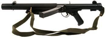 28 VOJNA TEHNIKA Integralno prigušeni Sterling L34A1 sa sklopljenim kundakom dne inačice Makarova (detaljnije u članku Ruski pištolji i revolveri II. dio, Hrvatski vojnik br. 103 od 15. rujna 2006.