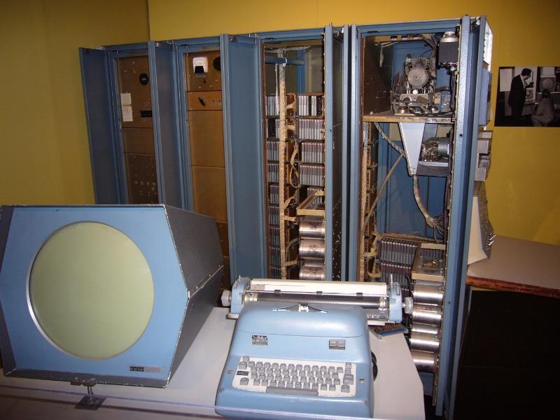 Razvoj računala - Generacije računala 33 Druga generacija računala 1960. godine tvrtka DEC izbacuje PDP-1 (engl.