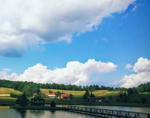 Od voda stajačica, na području županije postoji 39 ribnjaka po kojima je upravo Bjelovarskobilogorska županija najbogatija u Hrvatskoj. Slika 3. Jezero Skresovi u Garešnici Izvor: https://garesnica.