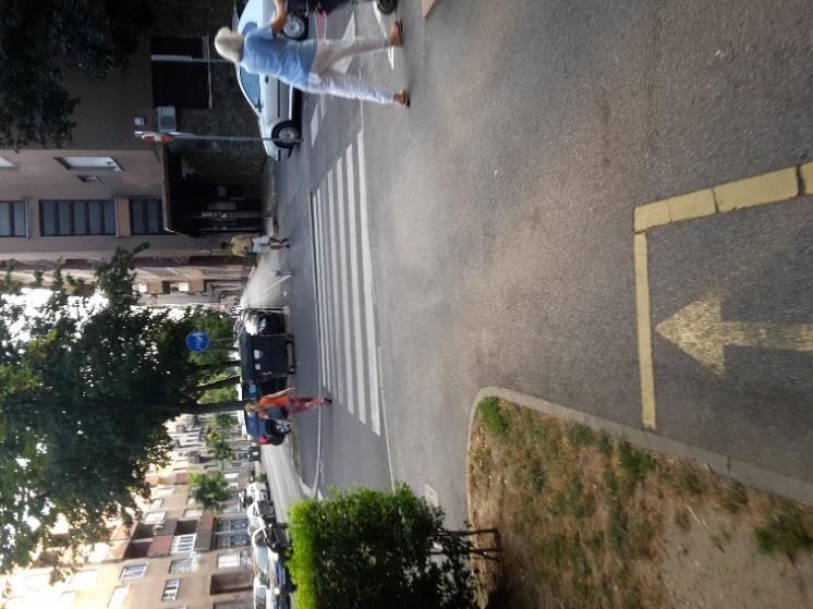 U gradu Zagrebu najveći problem biciklističkih staza u zonama raskrižja prikazan je slikama 6 i 7 koje nam pokazuju isprekidanost biciklističke staze u Martićevoj ulici. Slika 6.