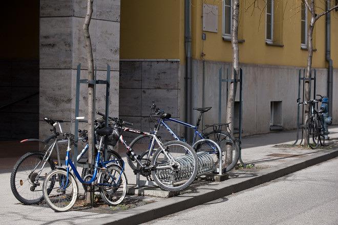 Slika 17. Nepraktični stalci spirale za bicikle, izradi: Davor Tomas /CROPIX Izgled i oblik stalaka su vrlo bitni, a popularno stalci nazvani spirale ne odgovaraju današnjim potrebama biciklista.