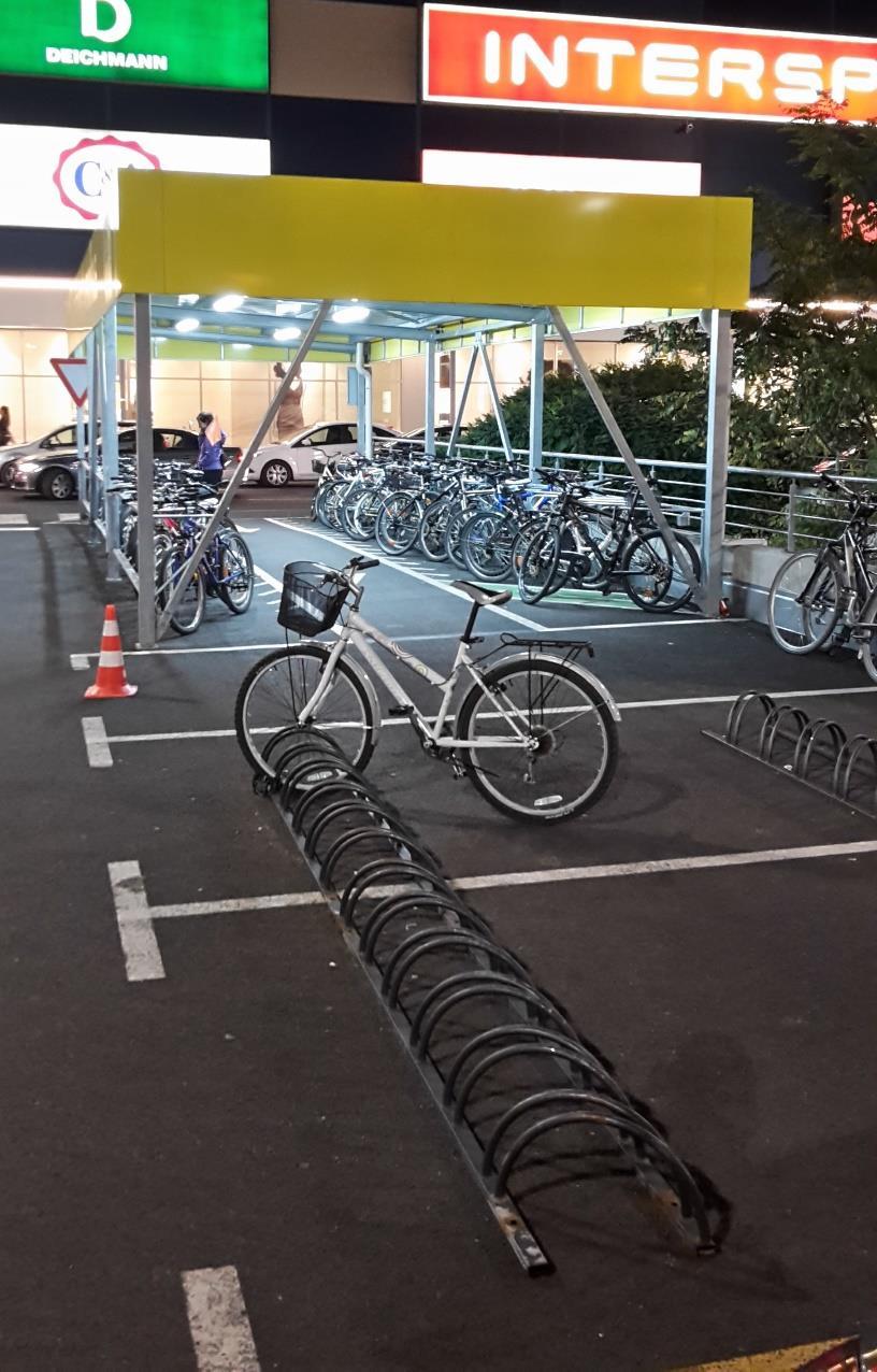 Slikom 45 je prikazano parkiralište bicikla ispred trgovačkog centra u Zagrebu gdje je dio parkirališta koji omogućava vezivanje bicikla za sam okvir bicikla popunjen do posljednjeg mjesta uz dodatne