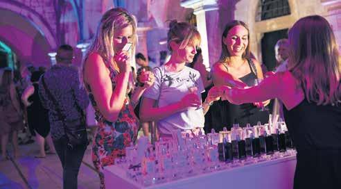 U Sponzi su se okupila brojna imena dubrovačke scene koja su uz pratnju DJ-a istraživala popularne brendove koje parfumerija ima u ponudi.