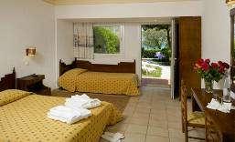 Sobe u bungalovima su namenjene za 2-4 osobe (2 standardna ili "francuski" ležaj i sofa).