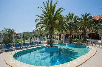 Pefkohori www.hotelannamaria.gr ANNA MARIA PARADISE *** Anna Maria Paradise je okružen vrtom sa palmama i smešten na oko 300 metara od plaže u Pefkohoriju, na poluostrvu Kasandra.