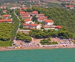 Nea Potidea www.portesbeach.com PORTES BEACH **** Nalazi se na severnom delu zapadne obale poluostrva Kasandra, 2 km od mesta Nea Potidea i 4 km od gradića Nea Mudania, na peščanoj plaži.