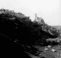 240). Fig. 5 - Panoramica del castello di Momiano, proprietà della famiglia Gregoretti.