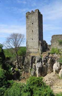 27 Dettaglio della torre medievale che s innalza maestosa sopra