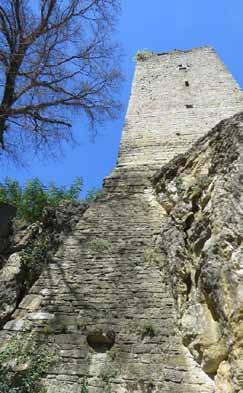 33 - Confrontando una fotografia d epoca, possiamo notare che il muro fatto a scarpa che