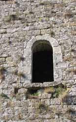 È visibile la porta d accesso romanica sormontata da un arco semicircolare al primo piano. Fig.