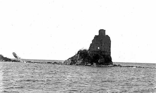 NICOLA GREGORETTI, IL CASTELLO ED IL FEUDO DI SIPAR E LA CONTESA ROTA BRATTI. (1552-1787). ACTA BULLEARUM III, 2017, PP. 253-262 Fig 6 I resti del castello di Sipar completamente circondato dal mare.