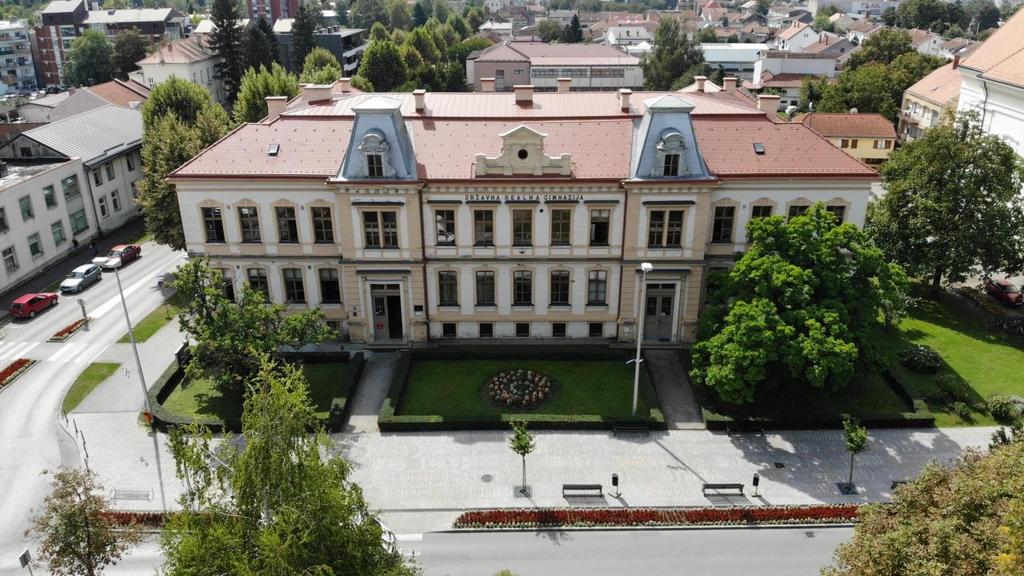 GIMNAZIJA NOVA GRADIŠKA Gimnazija Nova Gradiška osnovana je 31.