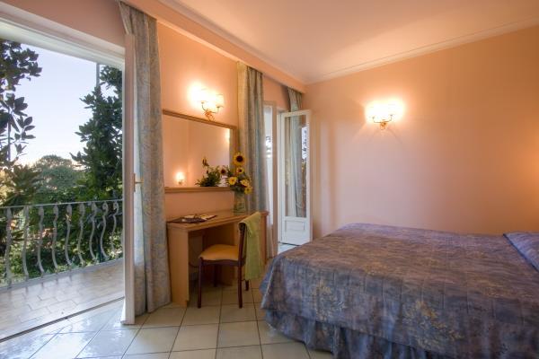 G - 5 Hotel HERMITAGE & PARK TERME 4****- Ischia Porto Lokacija: se nalazi samo 500 m od istorijskog centra Ischia i na 2 km od luke od koje saobraća