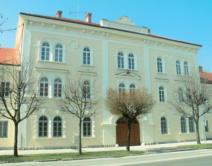 arhitektonskom plastikom, grbovima i medaljonima. VeÊ 1907. godine vrπeni su popravci prozora u prizemlju vanjskih krila, a sljedeêi veêi zabiljeæeni popravci izvedeni su 1921. godine. Iz 1922.