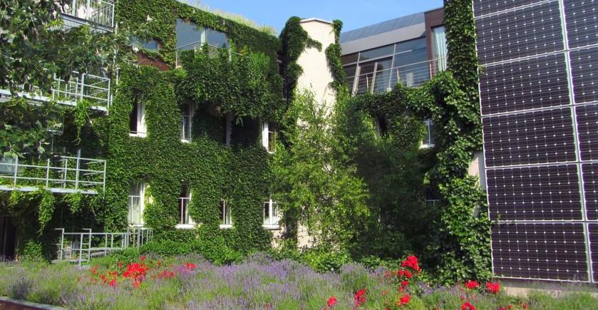 Boutiquehotel Stadthalle je prvi gradski hotel sa nula energetske bilance, i kao što je na slici moguće vidjeti na fasadi se nalazi vertikalni vrt što simbolizira da je hotel usmjeren na održivost.