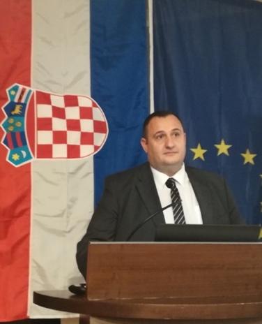 PREDGOVOR Poštovani uzgajivači, stručnjaci i svi vi koji ste zaljubljenici u uzgoj konja ili ste na dobrom putu da to postanete, Hrvatska agencija za poljoprivredu i hranu (HAPIH) organizira 6.