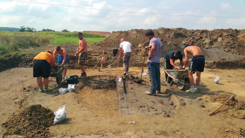 U zapuni objekta pronađeni su ulomci tipičnih kasnolatenskih keramičkih posuda rađenih prostoručno i na kolu.