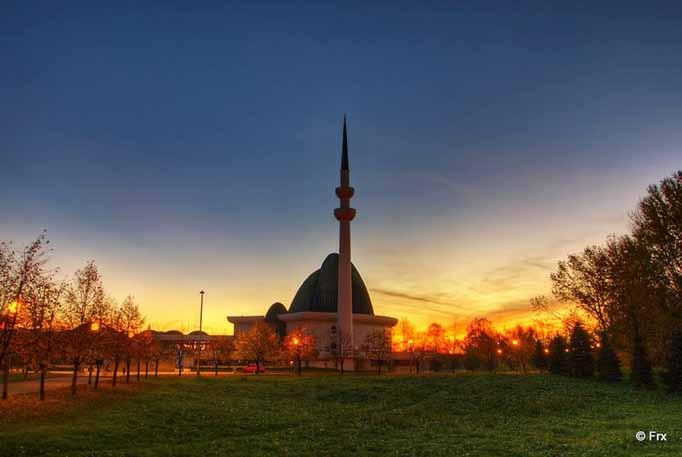 ISLAMSKI CENTAR ZAGREB DŽUMADEL-ULA/ DŽUMADE-L-UHRA APRIL Po kalendaru Date U sedmici Day Po takvimu Islamic Date Blagdani i druga obilježlja Islamic Month Zora Fajr Izlazak Sunca Sunrise Podne Zuhr