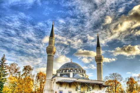 SEHITLIK MOSQUE BERLIN, GERMANY ZU-L-HIDŽDŽE-MUHARREM NOVEMBAR Po kalendaru Date U sedmici Day Po takvimu Islamic Date Blagdani i druga obilježlja Islamic Month Zora Fajr Izlazak Sunca Sunrise Podne