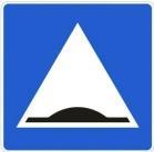 Саобраћајни знак са слике има значење: а) пут, односно део пута на којем је забрањен саобраћај за моторна возила која вуку прикључно возило осим полуприколице.