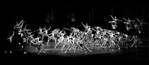 uåenici Ãkole Ameriåkog Baleta. Premijera je doæivela uspeh i balet je postao deo repertoara NYCB. Christopher Wheeldon (26), rodio se u Yeovil (Somerset, Engleska).