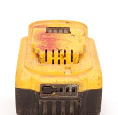 Za vrijeme nekorištenja moraju biti polovi baterije zaštićeni s poklopcem za pohranu (oprez: ne ostavljati slobodne metalne dijelove blizu polova baterije). 7.