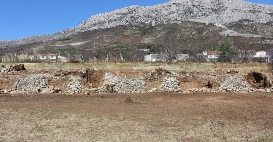 temeljnoj stopi. Slika 5: Podzid 3 Južno od podzida uz put evidentirano je 2 suhozida usmjereni S-J: SUHOZID 1 nalazi se na istočnom dijelu terena.