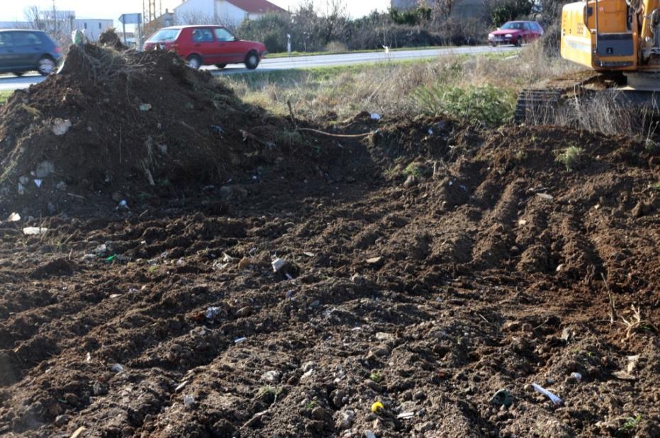 vremena. Većim dijelom riječ je o poljoprivrednim površinama koje su kraće ili duže vrijeme zapuštene, a uz njih su vezani i terasasti podzidi vidljivi sjeverno od trase, ali van obuhvata iskopa.