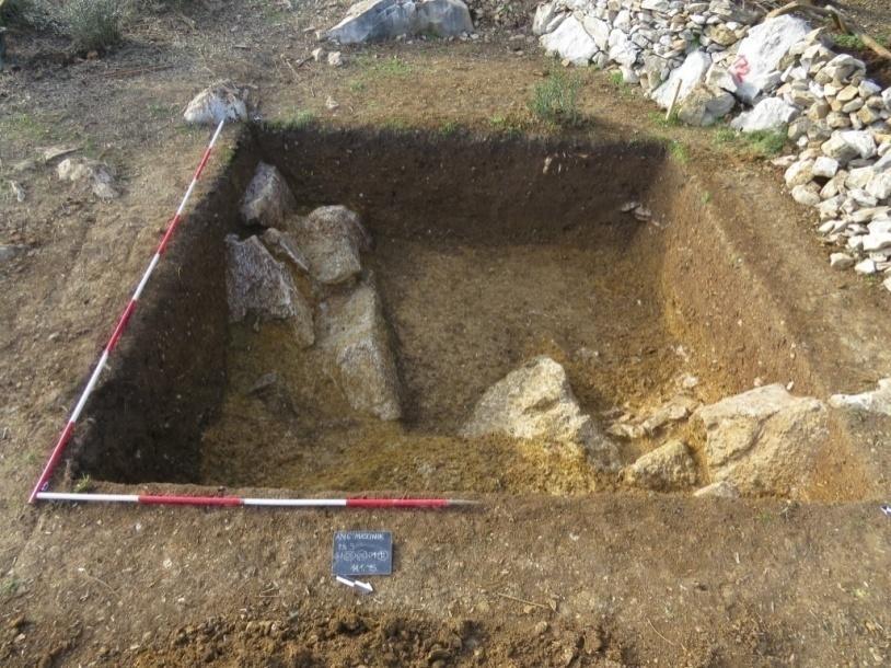 U gornjem dijelu sloja nalazimo nešto recentne keramike i životinjskih kosti, dok u nižim dijelovima sloja nema nalaza.