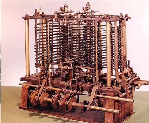 машине биле огромне њихова структура је била слична данашњем рачунару. Подаци и програмска меморија су били одвојени, операције су биле базиране на инструкцијама са човекове стране.