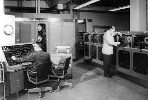 Трећа генерација рачунара (1964-1970): -проналазак чипа (стручно се назива интегрисано коло) изазива