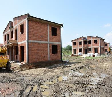 Objekti sadrže po četri stambene jedinice, po dve jedinice za svaki sprat, uključujući i deo dvorišta, u selu Lapno Selo u opštini Gračanica.