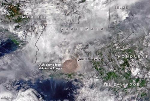 Slika 8. Satelitska snimka oblaka vulkanskog pepela nastalog nakon erupcije vulkana Volcán de Fuego u Guatemali, 3.