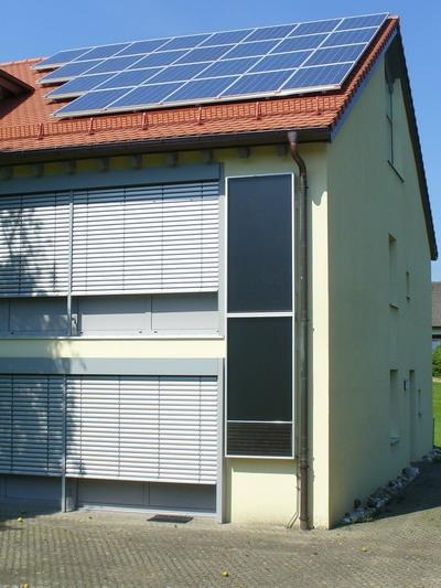 Slika 3-12: Sistem za grejanje Slika 3-13: Kombinovani sistem za grejanje vazduha i vode, kao i fotonaponski na stambenoj kući Solarna energija se može koristiti i putem fotonaponskih sistema.