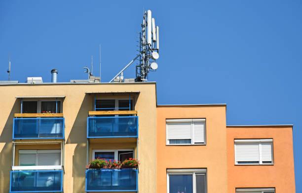 5.1. Specifičnost postavljanja antena u naselju U Republici Hrvatskoj se trenutno nalazi nekoliko tisuća baznih stanica.