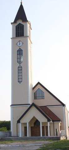 Slika 4. Crkva Sv. Leopolda Bogdana Mandića Crkva Sv. Martina u Svinjarevcima pripada župi Svete Ane u Slakovcima. U sastavu beračkog imanja u 15.
