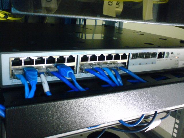 Mrežni uređaji Mrežna kartica (NIC - Network Interface Card) - omogućava fizički spoj računala i mreže; Modem (Modem) uređaj za modulaciju analognog nosača signala (kao zvuk) i za demodulaciju
