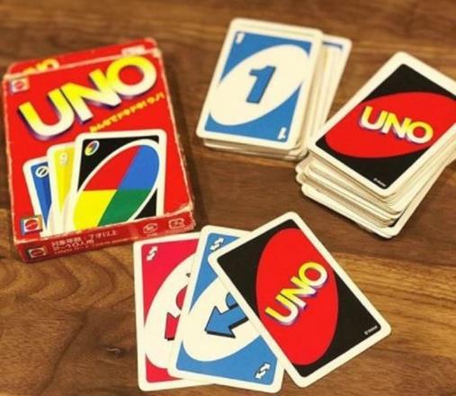 Iz tog razloga smo odlučili zaigrati neke od društvenih igara koje su najzanimljivije našim učenicima. Jedna od igara je Uno Uno. Svi je jako vole i rado igraju.