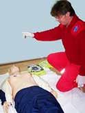 dostupna u opremi automatskog vanjskog defibrilatora) uključiti automatski vanjski defibrilator i slijediti glasovne upute postaviti samoljepljive elektrode na prsa žrtve.